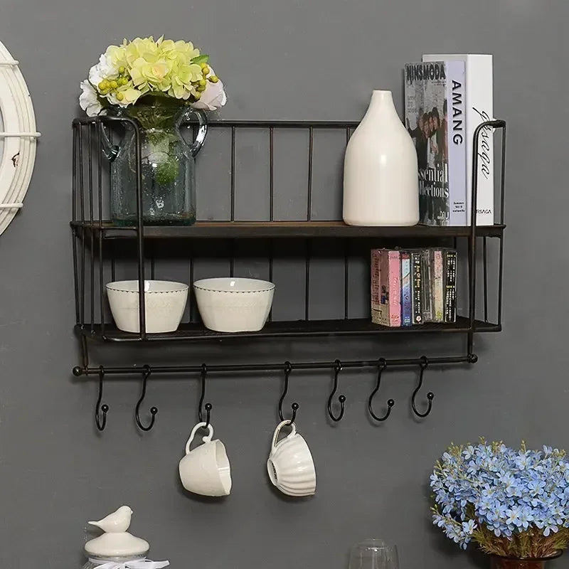 WANDBOARD MIT HAKEN – INDUSTRIELLE GARDEROBE AUS METALL & HOLZ