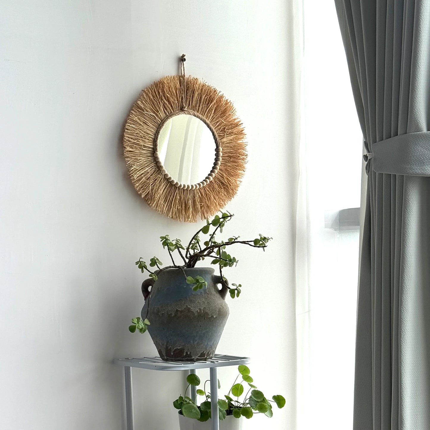 BOHO RAFFIA WANDSPIEGEL – RUNDER SPIEGEL MIT HOLZPERLEN Ø 33 CM