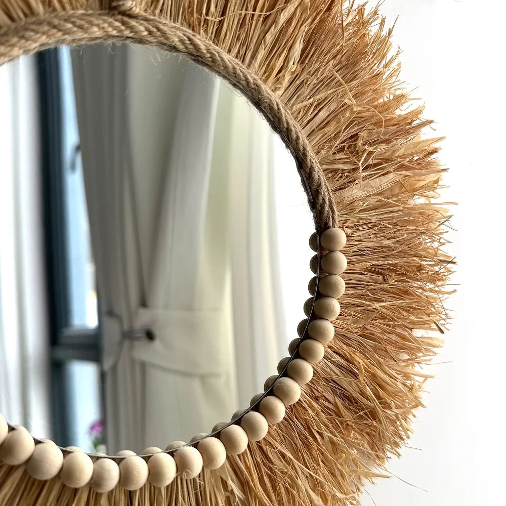 BOHO RAFFIA WANDSPIEGEL – RUNDER SPIEGEL MIT HOLZPERLEN Ø 33 CM