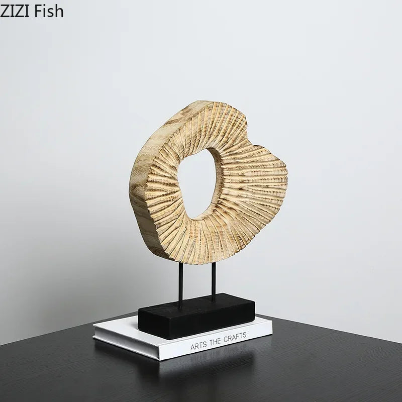 DEKO SKULPTUR AUS NATURMATERIAL – MODERNE FIGUR AUF SCHWARZEM SOCKEL