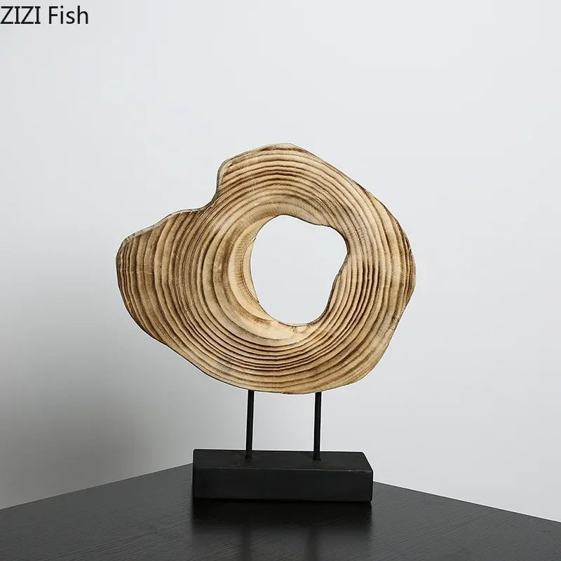 DEKO SKULPTUR AUS NATURMATERIAL – MODERNE FIGUR AUF SCHWARZEM SOCKEL