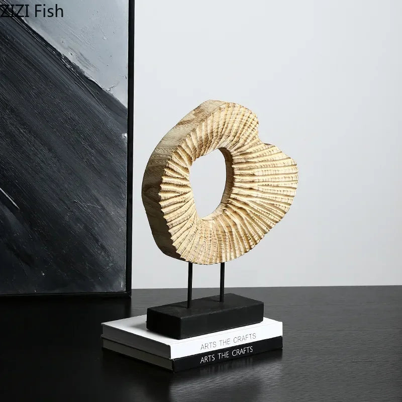 DEKO SKULPTUR AUS NATURMATERIAL – MODERNE FIGUR AUF SCHWARZEM SOCKEL
