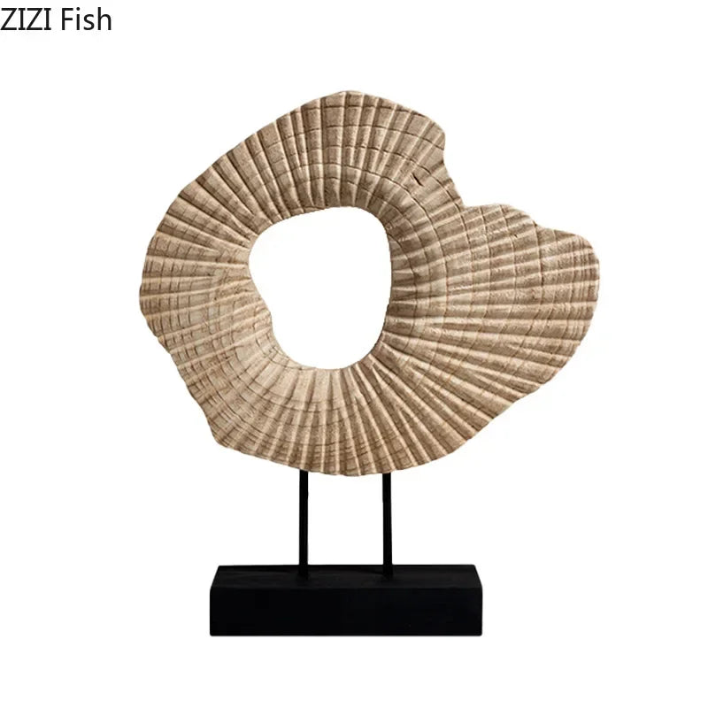 DEKO SKULPTUR AUS NATURMATERIAL – MODERNE FIGUR AUF SCHWARZEM SOCKEL