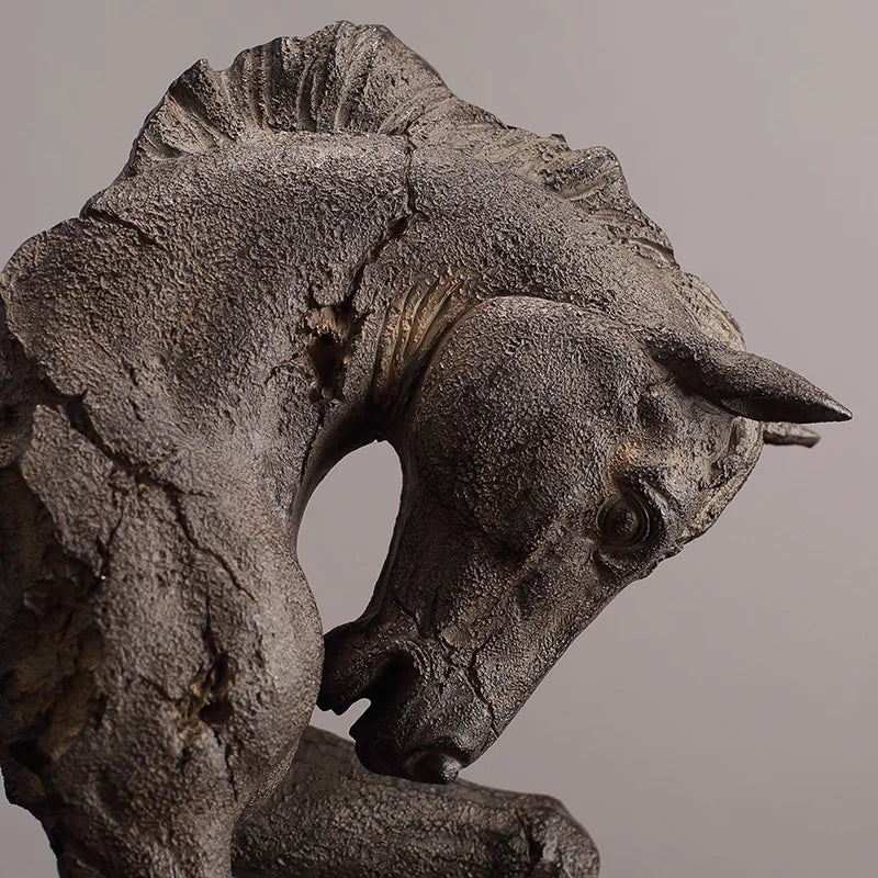 KUNST SKULPTUR – MODERNE FIGUR AUS HARZ AUF SOCKEL