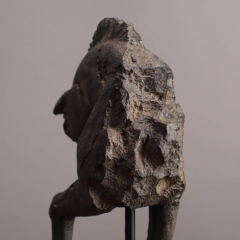 KUNST SKULPTUR – MODERNE FIGUR AUS HARZ AUF SOCKEL