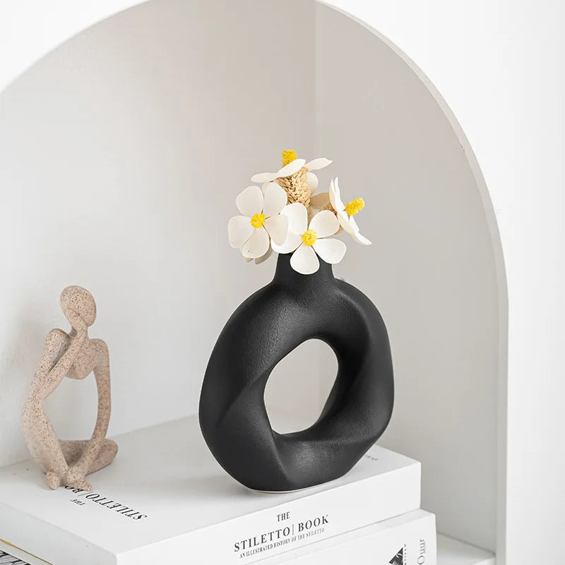 MODERNE KERAMIK VASE – SKANDI VASE MIT LOCH DESIGN