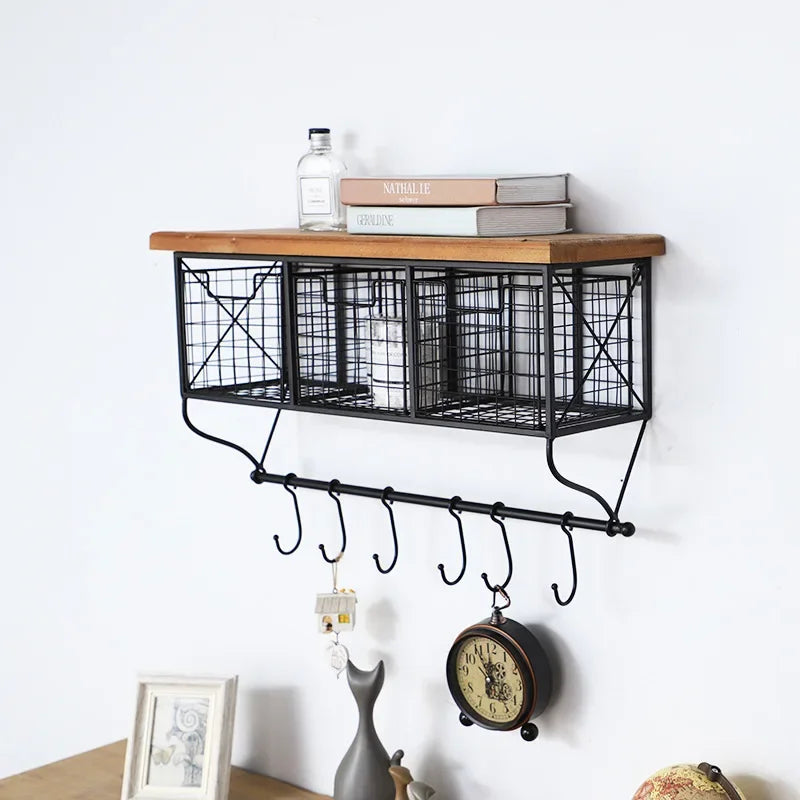 WANDBOARD MIT HAKEN – INDUSTRIELLE GARDEROBE AUS METALL & HOLZ