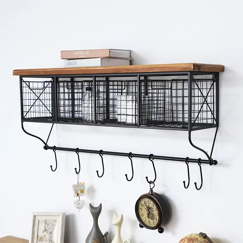 WANDBOARD MIT HAKEN – INDUSTRIELLE GARDEROBE AUS METALL & HOLZ