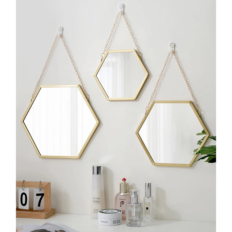 SECHSECK SPIEGEL – WANDEKORATION MIT KETTE IN GOLD (S/M/L)