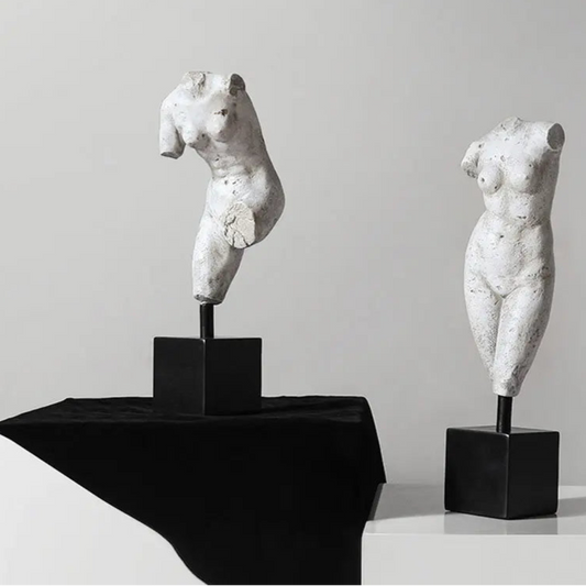 KUNSTHARZ SKULPTUR – ABSTRAKTE KÖRPERSTATUE IN WEISS AUF SOCKEL