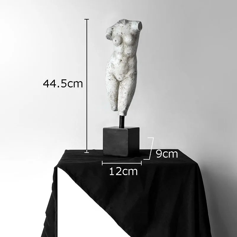 KUNSTHARZ SKULPTUR – ABSTRAKTE KÖRPERSTATUE IN WEISS AUF SOCKEL