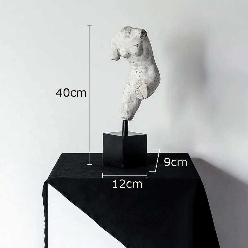 KUNSTHARZ SKULPTUR – ABSTRAKTE KÖRPERSTATUE IN WEISS AUF SOCKEL