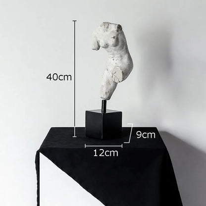 KUNSTHARZ SKULPTUR – ABSTRAKTE KÖRPERSTATUE IN WEISS AUF SOCKEL
