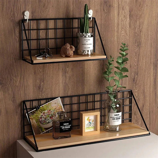 SCHWEBENDES WANDREGAL AUS METALL & HOLZ – INDUSTRIAL DESIGN