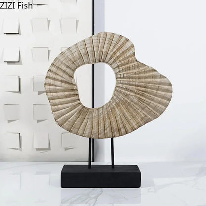 DEKO SKULPTUR AUS NATURMATERIAL – MODERNE FIGUR AUF SCHWARZEM SOCKEL