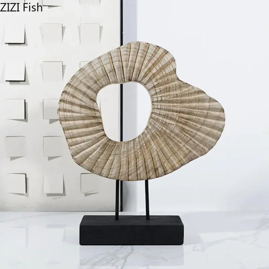 DEKO SKULPTUR AUS NATURMATERIAL – MODERNE FIGUR AUF SCHWARZEM SOCKEL