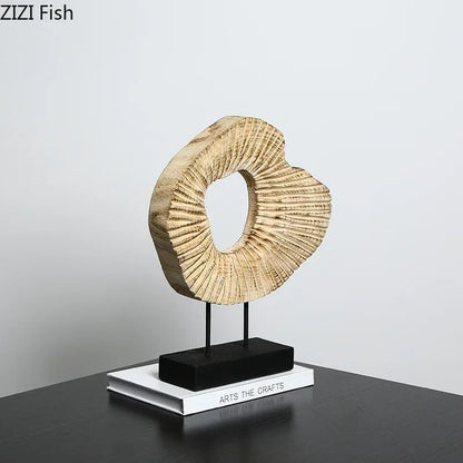 DEKO SKULPTUR AUS NATURMATERIAL – MODERNE FIGUR AUF SCHWARZEM SOCKEL