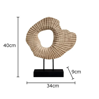 DEKO SKULPTUR AUS NATURMATERIAL – MODERNE FIGUR AUF SCHWARZEM SOCKEL