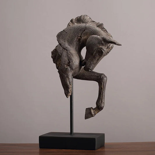 KUNST SKULPTUR – MODERNE FIGUR AUS HARZ AUF SOCKEL