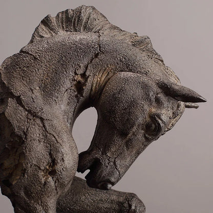 KUNST SKULPTUR – MODERNE FIGUR AUS HARZ AUF SOCKEL