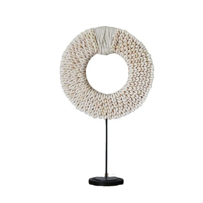 BOHO DEKO-SKULPTUR – HANDGEFERTIGTER RING AUS NATURFASERN AUF STAND