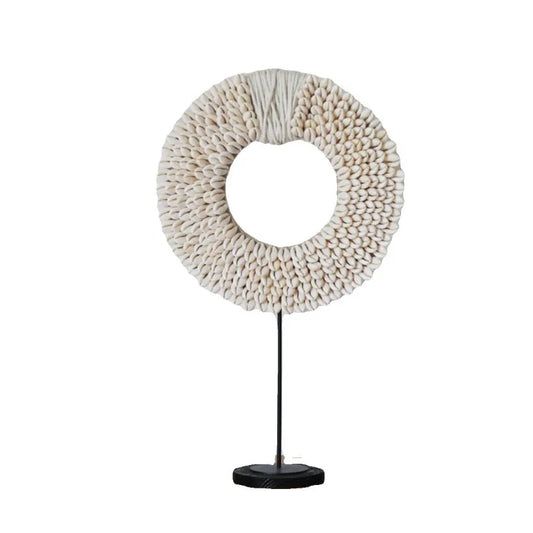 BOHO DEKO-SKULPTUR – HANDGEFERTIGTER RING AUS NATURFASERN AUF STAND