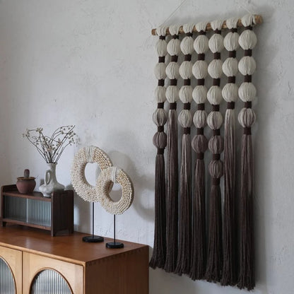 BOHO DEKO-SKULPTUR – HANDGEFERTIGTER RING AUS NATURFASERN AUF STAND