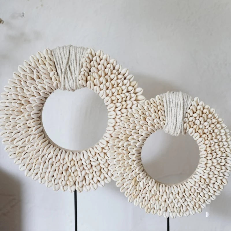 BOHO DEKO-SKULPTUR – HANDGEFERTIGTER RING AUS NATURFASERN AUF STAND