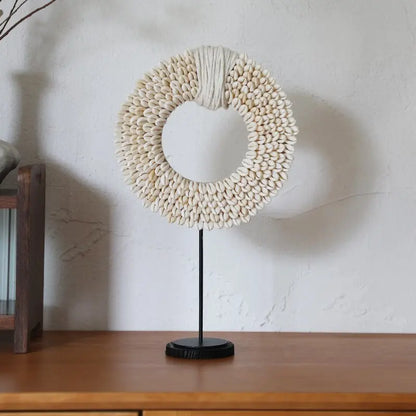 BOHO DEKO-SKULPTUR – HANDGEFERTIGTER RING AUS NATURFASERN AUF STAND