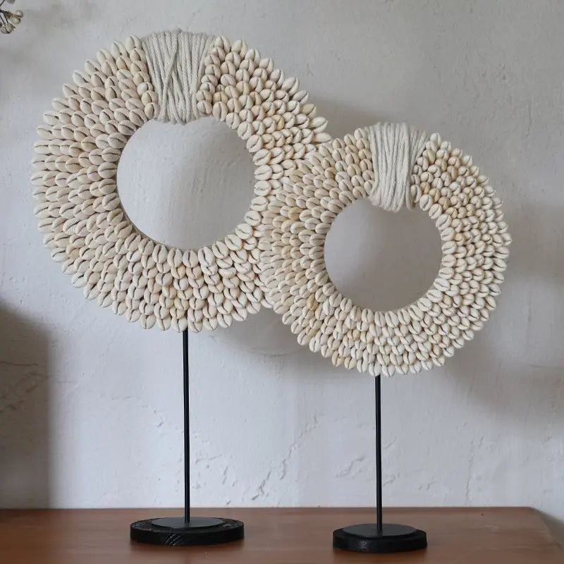 BOHO DEKO-SKULPTUR – HANDGEFERTIGTER RING AUS NATURFASERN AUF STAND