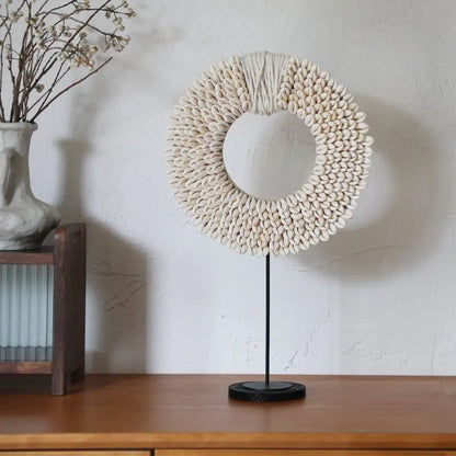 BOHO DEKO-SKULPTUR – HANDGEFERTIGTER RING AUS NATURFASERN AUF STAND